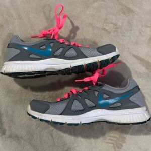 Nike Revolution 2 Sneakers